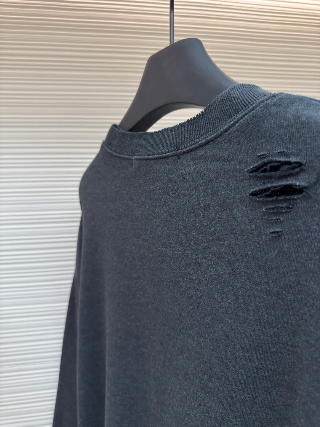 Acne Studios ripped distressed logo sweatshirt ●Authentic product: Purchased and developed for 4100 ●Item number: 1680379-A75 ●Fabric: Double-ply cotton plain fabric ●Technology: Distressed printing ●Version: Loose fit ●Weight: about 590 grams ●Size: S-M-L-XL ●Description: Customized dream-painted double-ply cotton plain fabric with excellent texture, comfortable and skin-friendly, with deep black as the main color Like the mottled rust on ancient copperware, the unruly soul of AcneStudios is engraved on the chest. The ingenious integration of hole elements and wanton swaying on the black canvas is a deliberate rebellion, a break away from the shackles of tradition, and unique in the wave of trends. Glue printing is used. The chest printing is modified three times with the film screen. The glue liquid paint is used to print the pattern on the fabric. The fabric is baked to fix the printed pattern. Many parts of the body of the garment are worn and worn by pure artificial regularity, and hand brush marks are added to the surface of the garment to add texture and depth to imitate the texture of natural wear and tear. The fabrics have been washed to give them a better feel and texture. They are not easy to deform, shrink or fade, and maintain their long-lasting beauty. The overall color is consistent with no color difference. It can be matched with the same style to create a fashionable look, and can be used in various occasions. Customized accessories, complete with three standards, the same style for men and women!